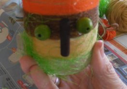 Vázičky na jarní kytičky vyráběli pacienti léčebny dlouhodobě nemocných