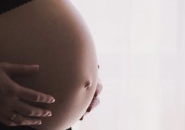 Otcové mohou být opět u porodu