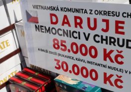 Vietnamská komunita podpořila Chrudimskou nemocnici v boji s koronavirem. Darovala jí finanční obnos, spotřební suroviny i rukavice