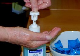 Čistýma ruka se chráníme navzájem, připomněla Nemocnice Pardubického kraje