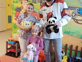 Předání plyšáků v Chrudimské nemocnici