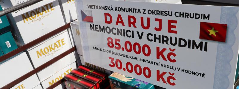 Vietnamská komunita podpořila Chrudimskou nemocnici v boji s koronavirem. Darovala jí finanční obnos, spotřební suroviny i rukavice